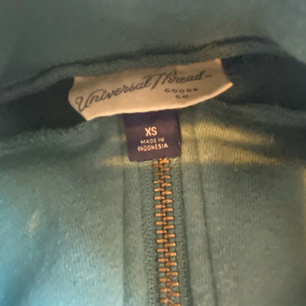 UNIVERSAL THREAD QUARTER ZIP! - Picture 4 of 5